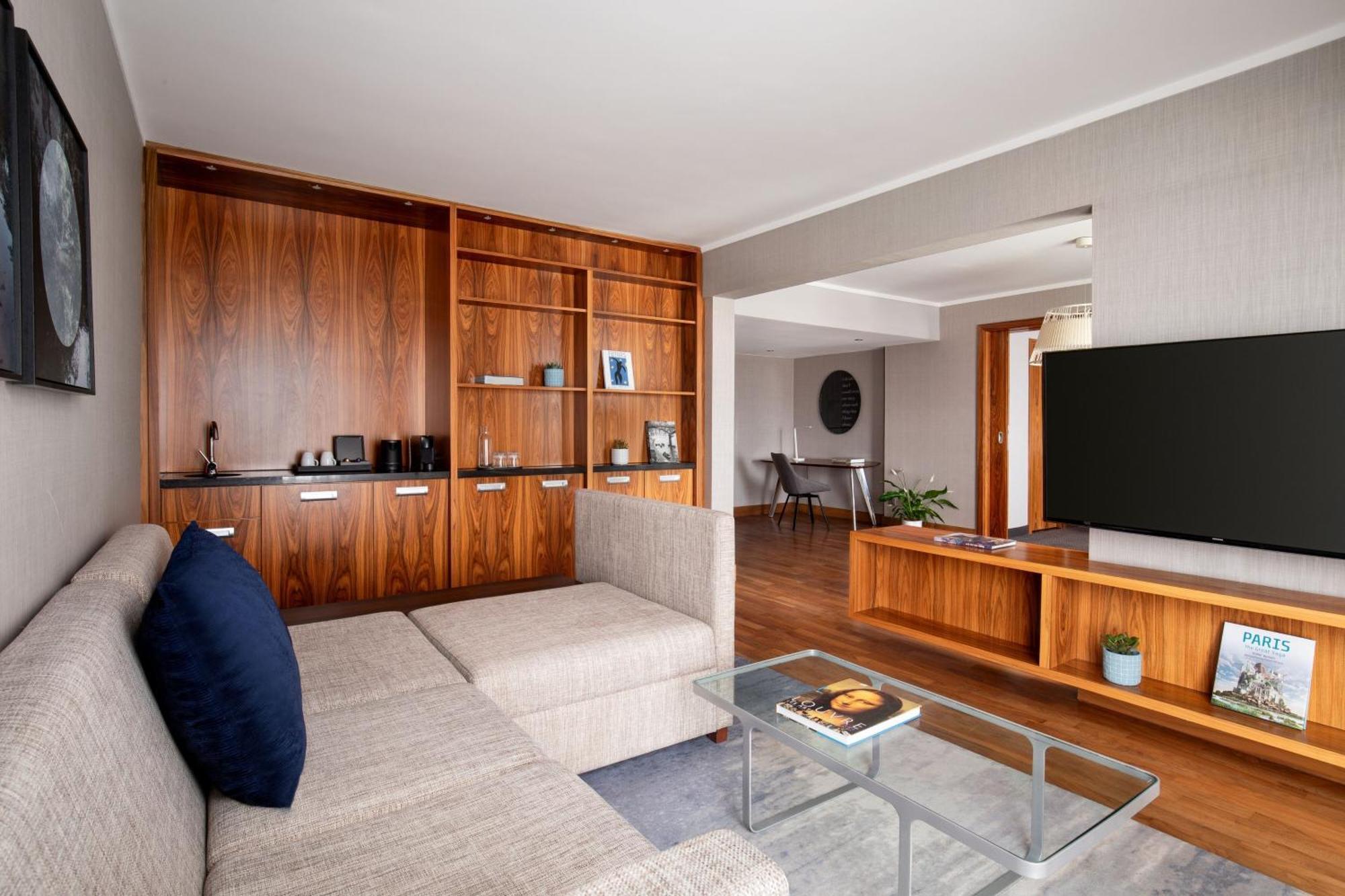 Champagne Suite 1 Bedroom Suite