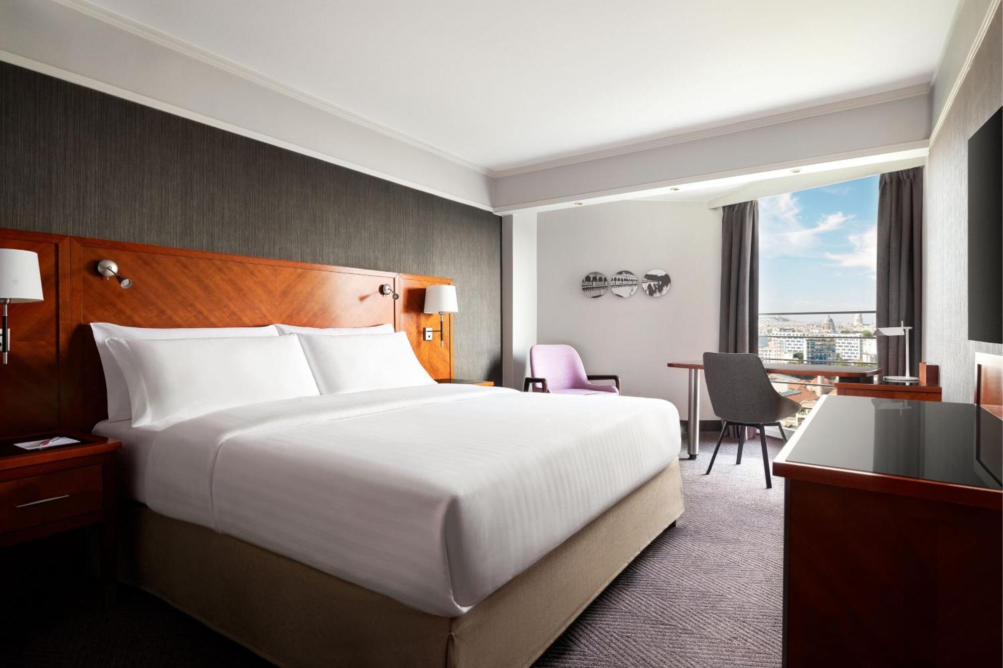 Deluxe King Room City View